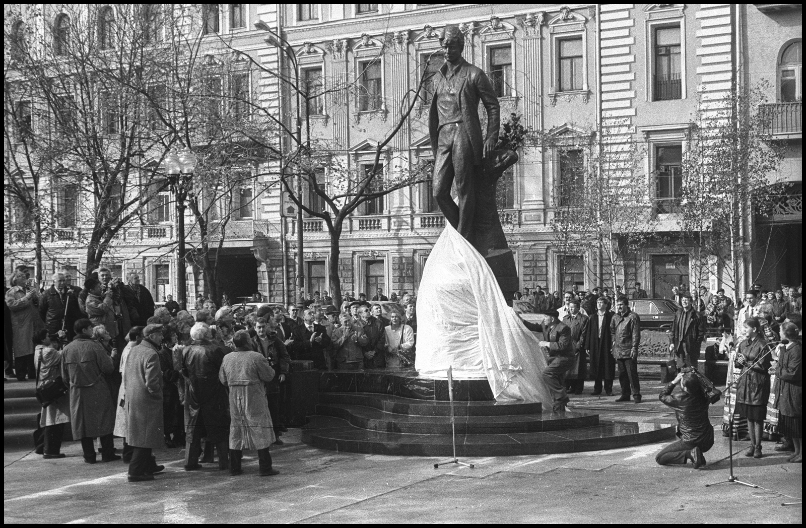 Московский без. Памятник Есенину на Тверском бульваре в Москве. Открытие памятника Есенину в Москве 2020. Владимир Богданов фотограф. Есенин на открытии памятника.